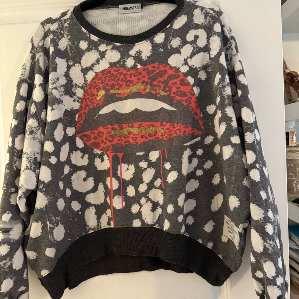 Graphic Lips Print Sweatshirt